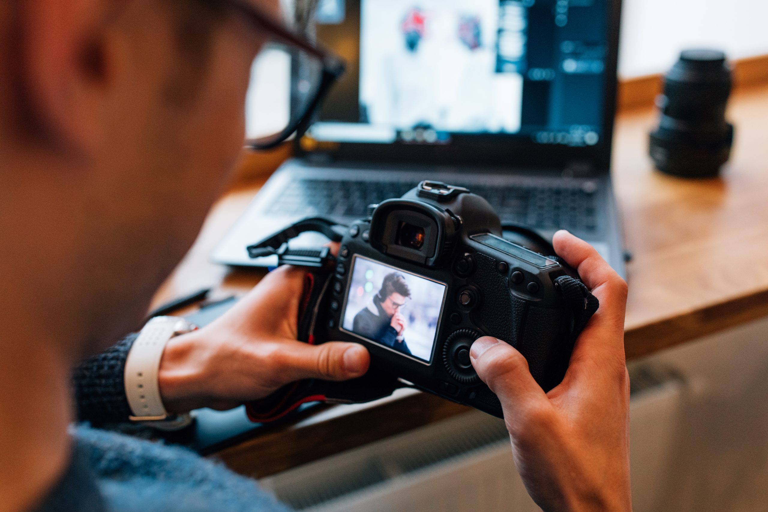 ¿PUEDE UNA EMPRESA UTILIZAR LA IMAGEN DE SUS TRABAJADORES CON FINES COMERCIALES?