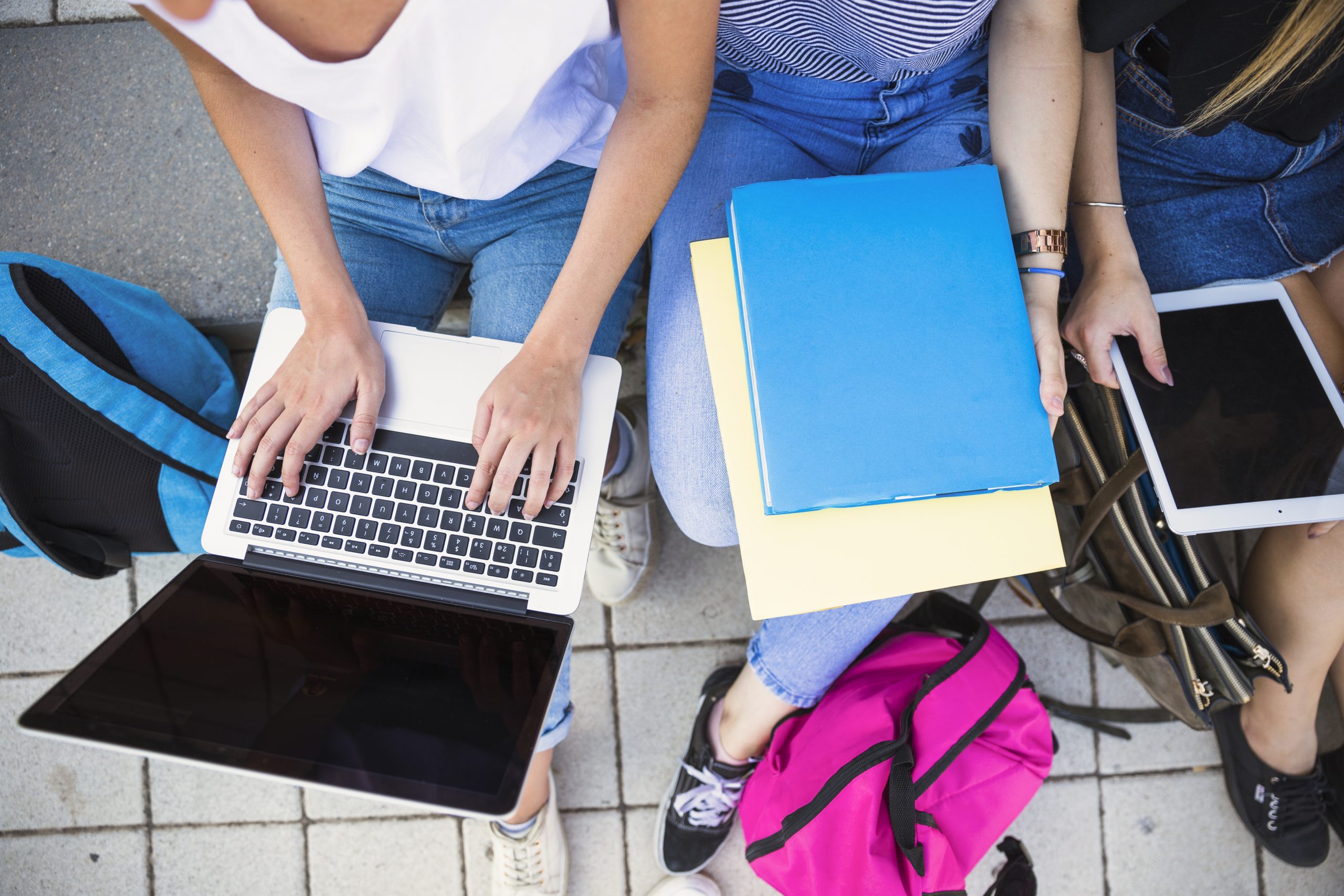 USO DE CHROMEBOOK Y APLICATIVOS CON ACCESO A DATOS EN CENTROS ESCOLARES. SANCIÓN DE LA AEPD.