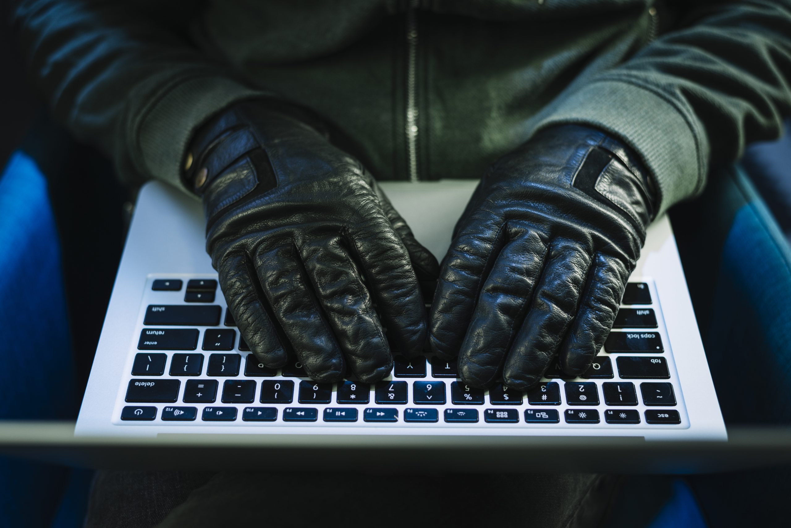 Culpable de un delito de daños informáticos al encargado del mantenimiento de una página web por no facilitar a su cliente las contraseñas de acceso
