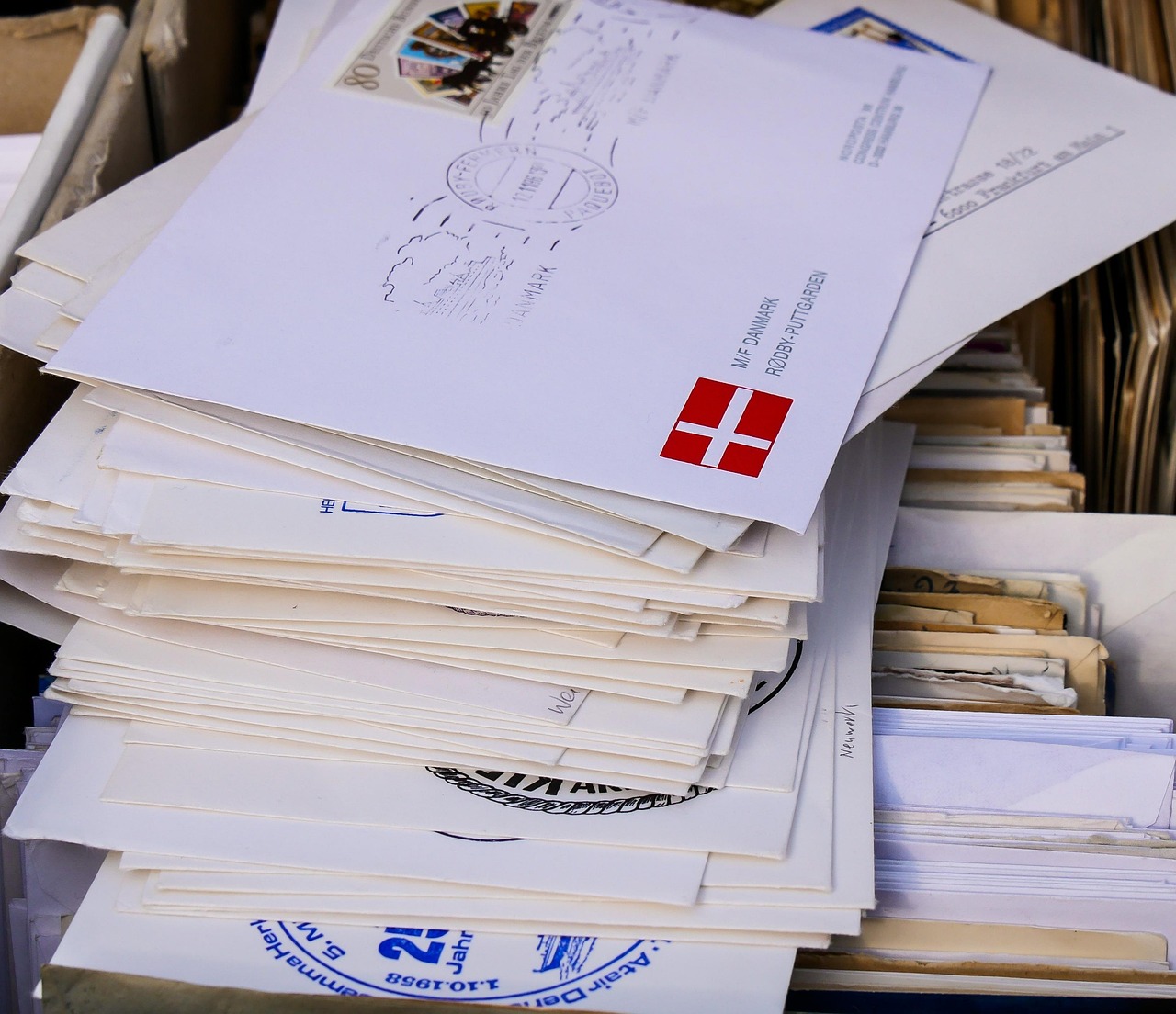 LA AEPD SANCIONA CON 200.000€ A UNA ENTIDAD DE CORREO POSTAL POR ABANDONO DE DOCUMENTACIÓN CON DATOS DE CARÁCTER PERSONAL.